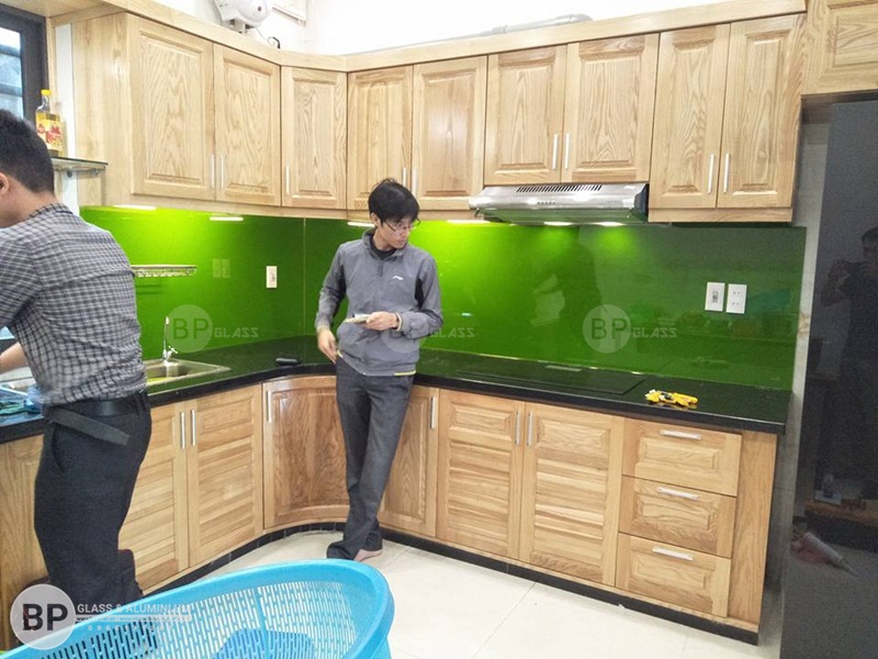 Kính ốp bếp màu xanh non Anh Vui Khu Dân cư 918 Long Biên